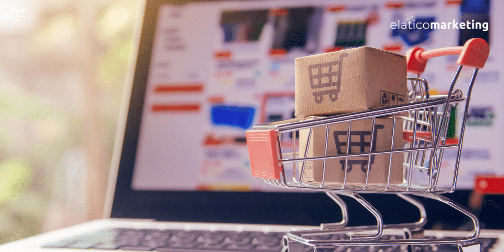 ordenador portatil con cesta de la compra a modo de ecommerce