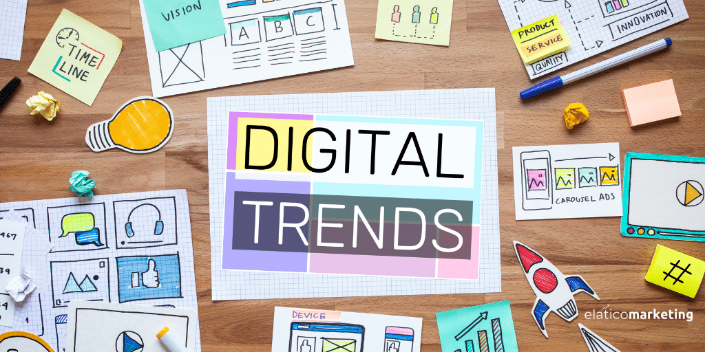 Mesa de madera llena de dibujos, iconos y símbolos sobre marketing digital. En el centro pone escrito Digital Trends, indicando que se hablará de tendencias de marketing digital.