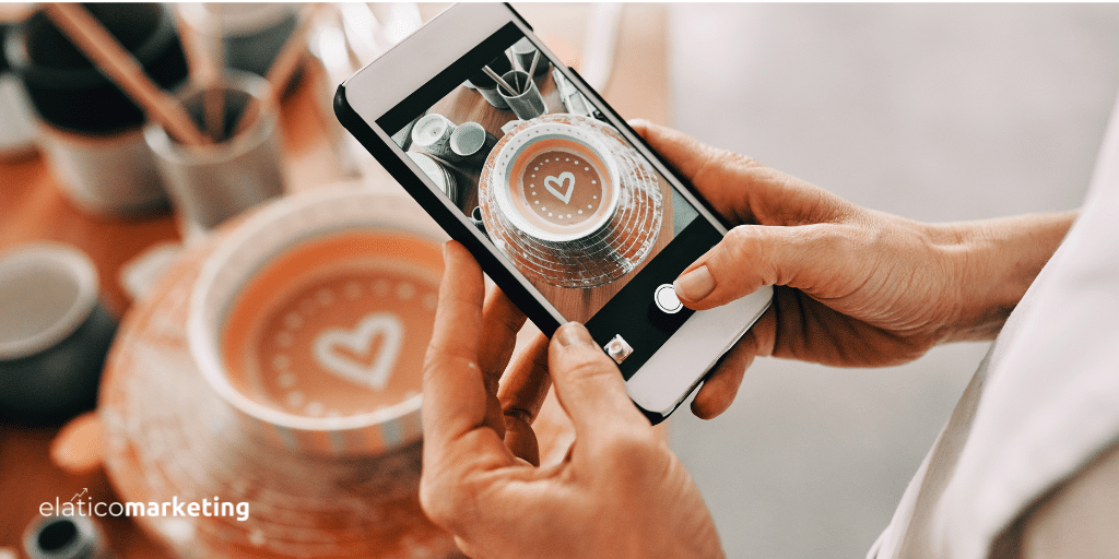 Chica echando una foto a un cuenco de cerámica con un corazón en el fondo de este. Con tonos de colores café y blancos.