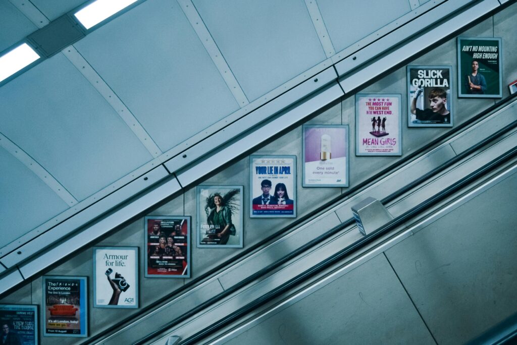 pared del metro de la ciudad con posters de diferentes marcas